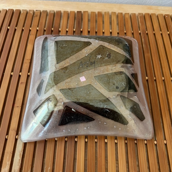 KURT MCVAY SIGNED FUSED GLASS CHIPS IRIDESCENT FROSTED TRINKET Plate - Picture 5 of 8